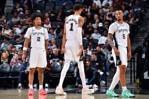 开云APP-张佳玮谈马刺赢球特征：文班统治防守端 卡斯尔推转换 哈珀砍分